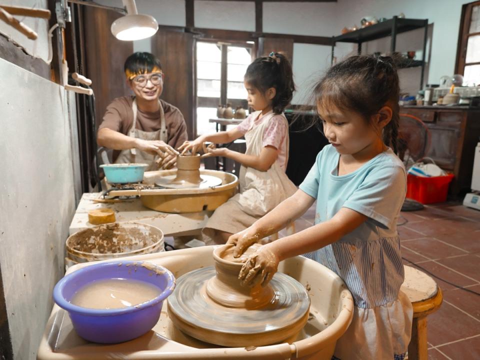 小朋友動手做手拉坏，學習開洞、拉高、變形等技巧，玩創意。（圖：嘉義縣政府提供）