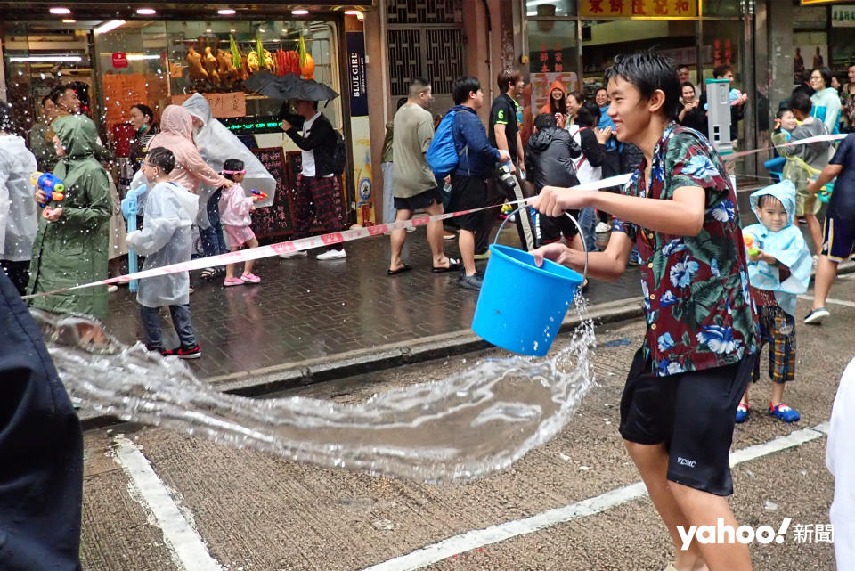 雖然沒有下雨，但有經過的市民要撐起雨傘避水。／攝影：HLKP