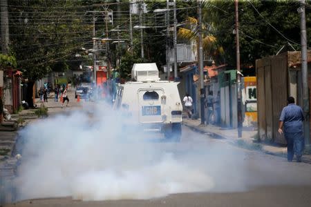 Demonstrators clash with riot security forces during protest against Venezuelan President Nicolas Maduro's government in Valencia, Venezuela, August 6, 2017. REUTERS/Andres Martinez Casares