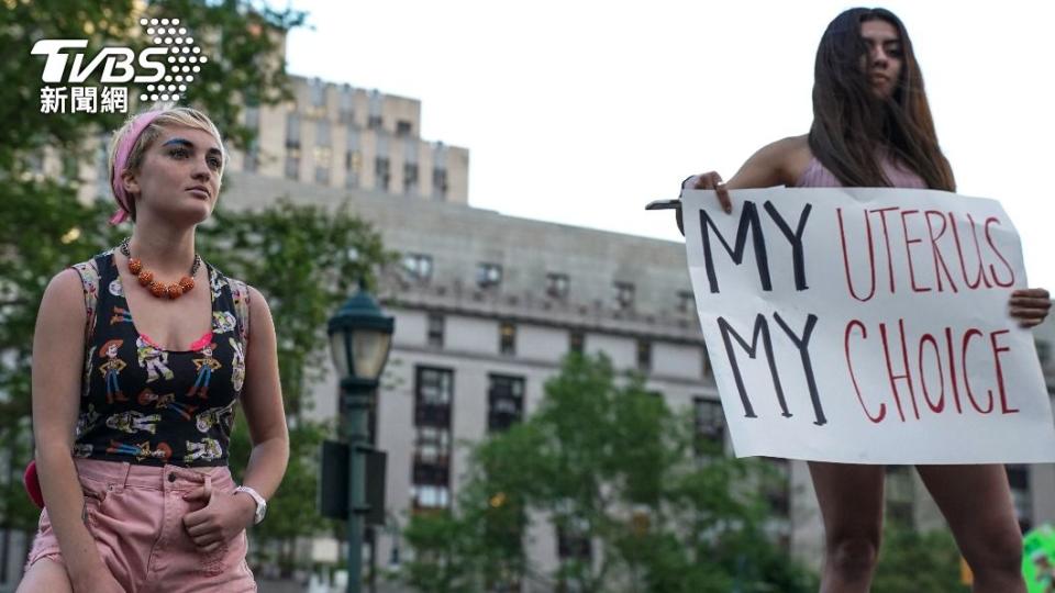 抗議民眾寫下「我的子宮，我的選擇」，抗議反墮胎法案。（圖／達志影像路透社）