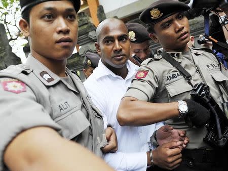 Australian death row prisoner Myuran Sukumaran (C) is escorted by police while attending a review hearing in the District Court of Denpasar on the Indonesian island of Bali, in this October 8, 2010 picture taken by Antara Foto. REUTERS/Nyoman Budhiana/Antara Foto/Files