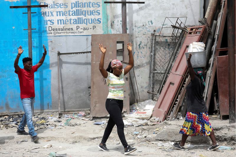 Residents flee their homes after gun-battles between rival gangs in Port au Prince