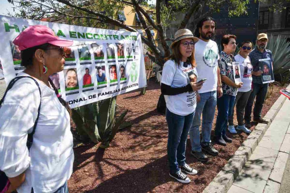 Familiares de desparecidos en una protesta pacífica luego de que militares que custodian Palacio Nacional retiraran cuatro memoriales. Foto: Cuartoscuro