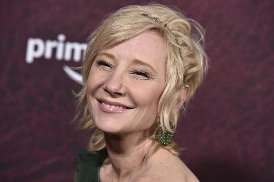 ARCHIVO - Anne Heche llega al estreno de "The Tender Bar" el 12 de diciembre de 2021 en el Teatro Chino TCL en Los Ángeles. (Foto por Jordan Strauss/Invision/AP, archivo)