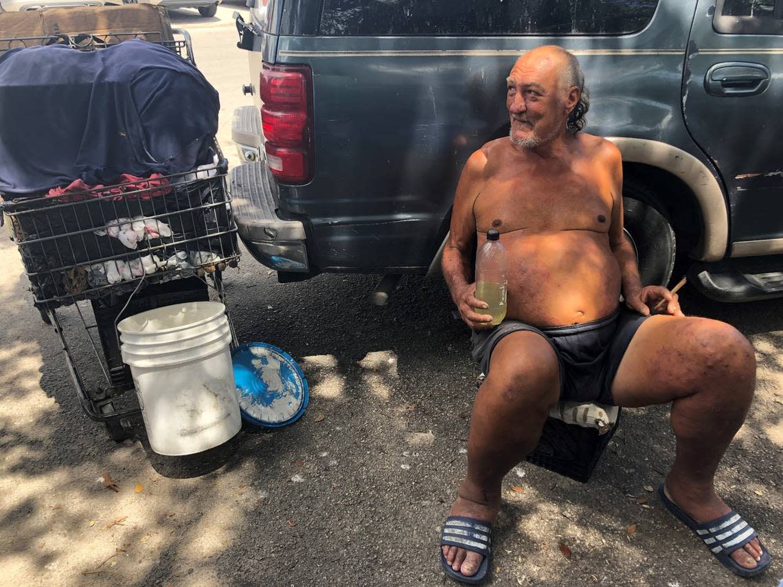 Arturo Báez has spent practically his entire life on the streets, first in his native Cuba and now in Hialeah, he survives with piecework that he does in warehouses in the city