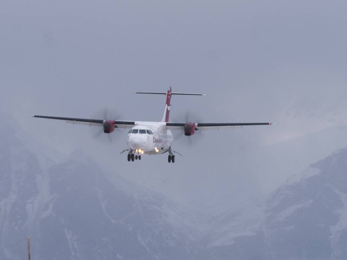 A Canadian North plane flies into Pond Inlet, Nunavut, in October 2022.  (David Gunn/CBC - image credit)
