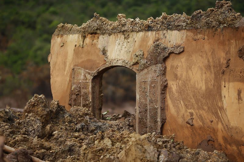 FILE PHOTO: The window of a damaged house is pictured in Bento Rodrigues district after a dam, owned by Vale SA and BHP Billiton Ltd burst, in Mariana