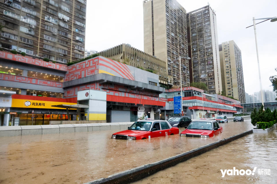 黃大仙龍翔道一帶佈滿泥黃水，不少的士及汽車被水半淹拋錨。