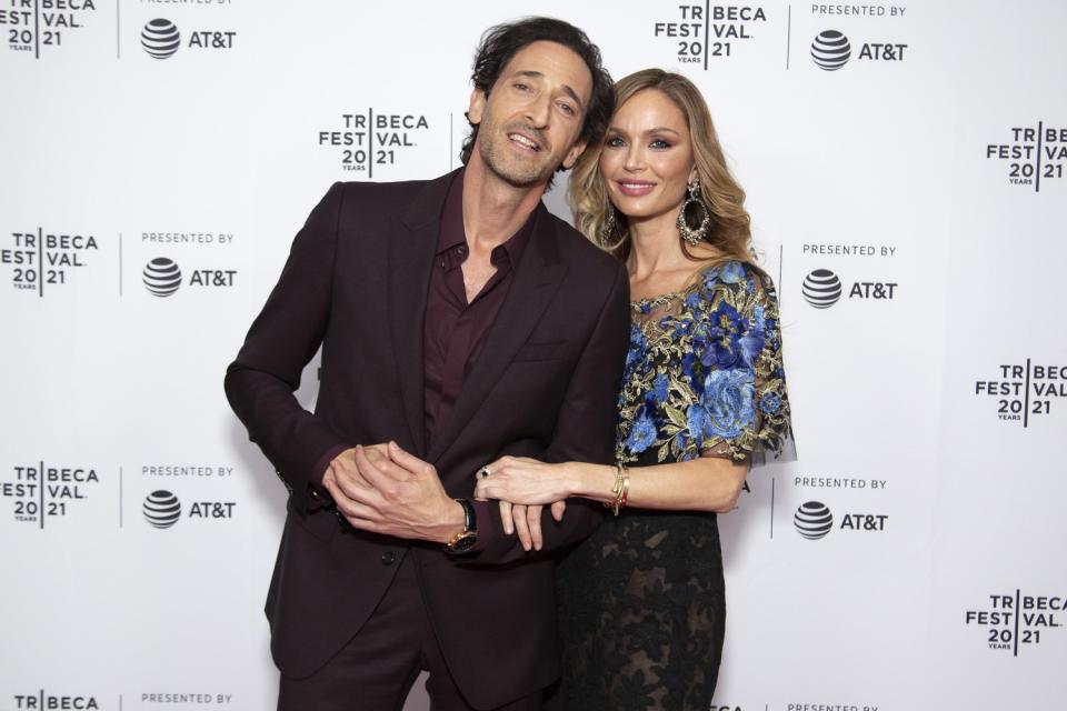 A man and a woman stand arm-in-arm at Tribeca Festival.