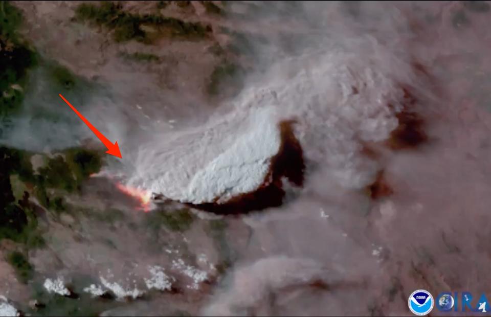 NOAA satellite images show the Bootleg Fire in Oregon.