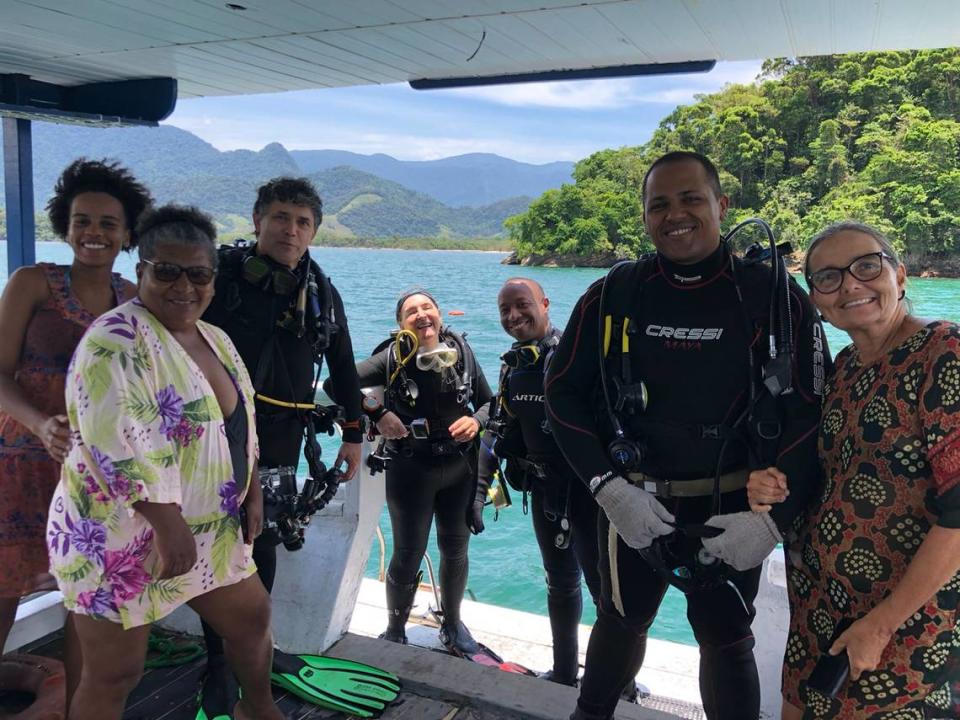 Alguns membros da equipe de pesquisa e da comunidade local durante uma viagem de mergulho.