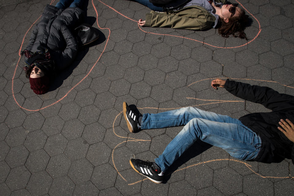 <p>Student activists participate in a ‘die-in’ to protest gun violence at Washington Square Park, near the campus of New York University, April 20, 2018 in New York City. (Photo: Drew Angerer/Getty Images) </p>