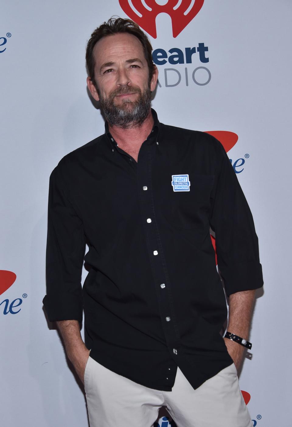 <p>Luke Perry, al que aquí vemos el pasado mes de septiembre en una de sus últimas apariciones públicas, se había comprometido con Wendy Madison Bauer, una terapeuta de 44 años. La noticia se ha publicado en medios estadounidenses tras el fallecimiento del actor, que siempre fue muy discreto con su vida privada. (Foto: Chris Delmas / AFP / Getty Images). </p>