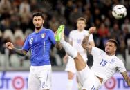 Italy's Roberto Soriano (L) challenges England's Kyle Walker during their international friendly soccer match at Juventus Stadium in Turin March 31, 2015. REUTERS/Giorgio Perottino