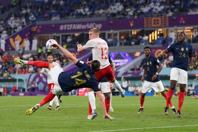 Argentina defender Lisandro Martinez kicked in the face by Mexico's Hirving  Lozano in heated World Cup match