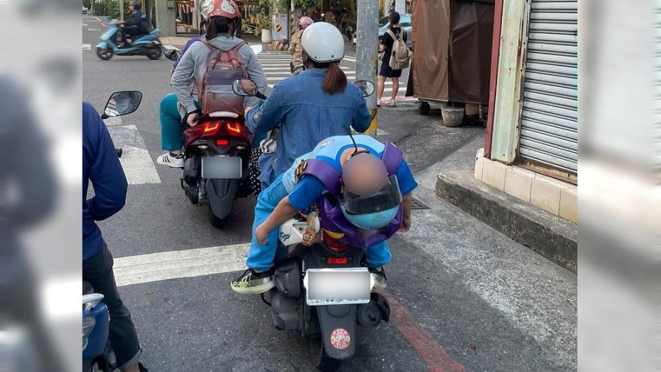 有民眾目擊一名男童在機車後座疑似睡到併軌。（圖／翻攝自路上觀察學院）