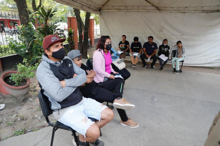 "Para todo nos dicen ahora que es dengue", afirma uno de los pacientes que espera en el gazebo para febriles del hospital de San Pablo