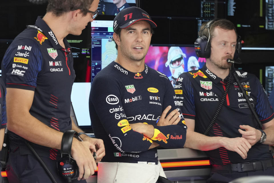 El piloto mexicano de Red Bull, Sergio Pérez, en el centro, en el garaje, durante la tercera práctica previa al Gran Premio de Japón de Fórmula Uno en el Circuito de Suzuka, Suzuka, Japón, este sábado 23 de septiembre de 2023. (AP Photo/Toru Hanai)