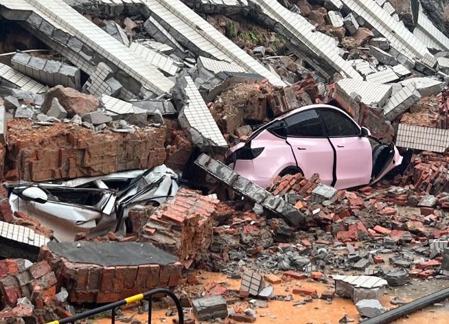 歷經海葵颱風的粉色Tesla Model Y，被一面坍塌的牆壓毀。（翻攝自抖音「小雨溪」）