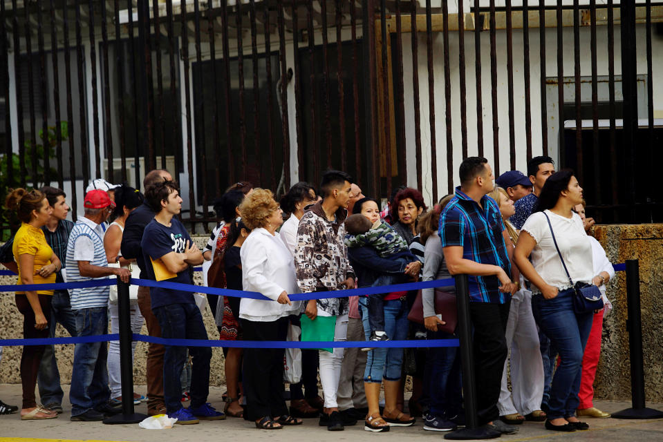 People wait in line to enter the U.S. Embassy in Havana, Cuba, April 20, 2017. Picture taken April 20, 2017. REUTERS/Alexandre Meneghini
