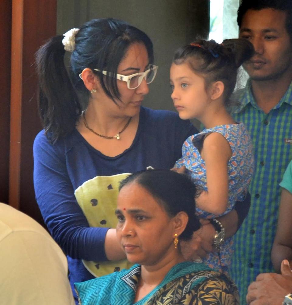 Sanjay Dutt heads back to jail, family bids farewell