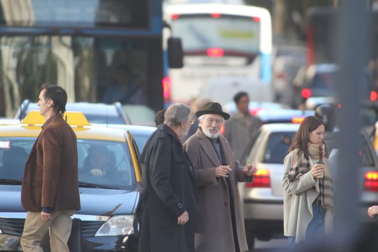 En plena filmación de la serie Nada, Luis Brandoni circula junto a Robert De Niro por Buenos Aires, la ciudad que apuesta fuertemente a convertir al paisaje de la gran urbe en un set para series y películas