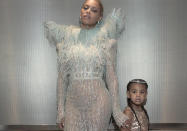 Quelques heures après sa naissance, Jay Z sortait un titre où on entendant le nouveau-né pleurer. Blue Ivy, divin enfant de Beyoncé et de son rappeur de mari, est une star parmi les enfants de stars. Elle a même foulé le tapis rouge des MTV VMAs, en août 2016, au bras de sa mère. Découvrez la vie d’une enfant de 9 ans qui n’a pas choisi la célébrité.