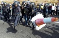 Police clash with striking taxi drivers as they try to block M40 highway in Madrid, Spain, January 23, 2019. REUTERS/Sergio Perez