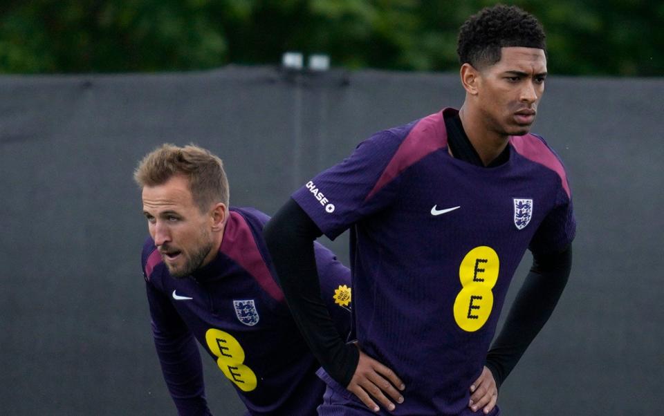 Jude Bellingham and Harry Kane warm up during England training