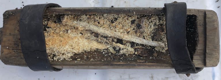 Una vez removida la tapa, los arqueólogos descubrieron una vela de cera de abejas en el interior de la caja