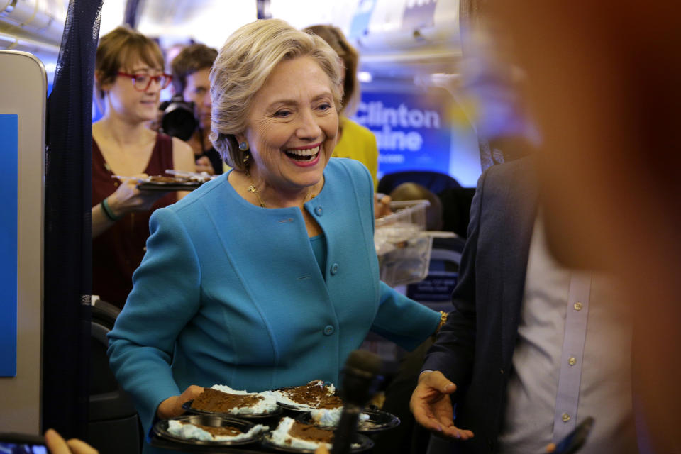 Clinton brings&nbsp;birthday cake to members of the media inside her campaign plane en route to New York&nbsp;on October 26, 2016. (Photo: Carlos Barria / Reuters)