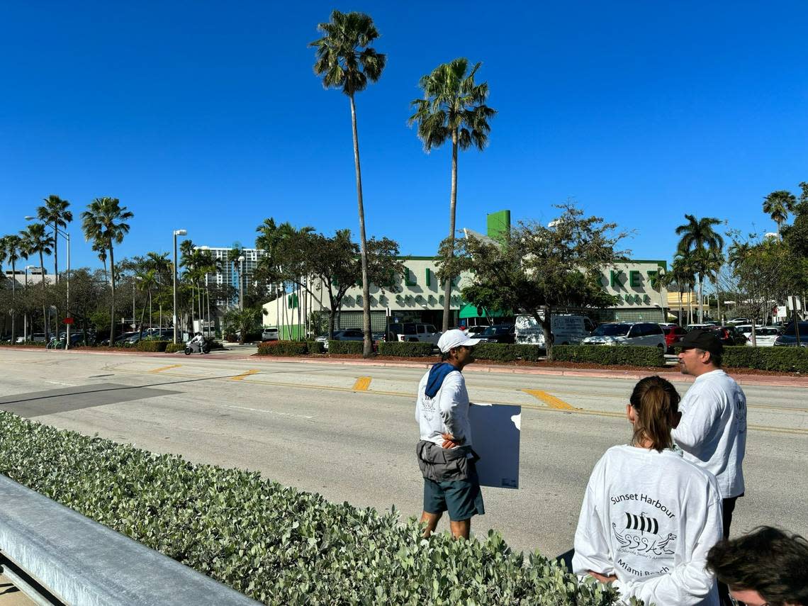 The dock on Dade Boulevard is across the street from a Publix grocery store that live-aboards frequent to buy food, water and other necessities. Aaron Leibowitz/aleibowitz@miamiherald.com