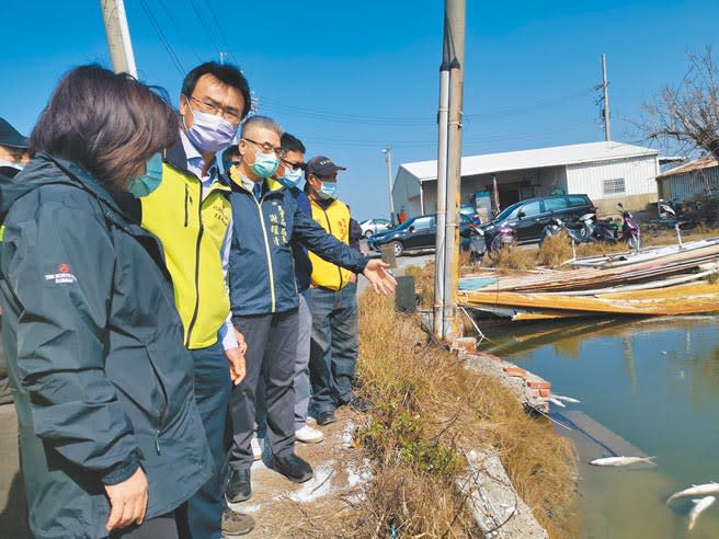 農委會主委陳吉仲（左二）至將軍區勘查文蛤池虱目魚寒害災情。（劉秀芬攝）