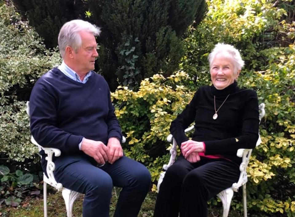 Peegy Seeger talking to reporter Simon Walters (Peggy Seeger)