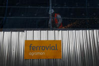 Las grandes constructoras españolas también celebran el acuerdo que deberá ratificar el Parlamento de Westminster. Ferrovial genera un 26% de sus ventas totales en territorio británico y es el principal accionista de los aeropuertos de Heathrow, Glasgow, Aberdeen y Southampton. La compañía presidida por Rafael del Pino se había anticipado a un Brexit a las bravas moviendo parte de su estructura fuera de Reino Unido. (Foto: Susana Vera / Reuters).