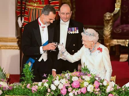 Queen Elizabeth II and King Felipe VI of Spain share a toast during the State Banquet at Buckingham Palace, London for the King's State Visit to the UK. Wednesday July 12, 2017. REUTERS/Dominic Lipinski/PA Wire/Pool