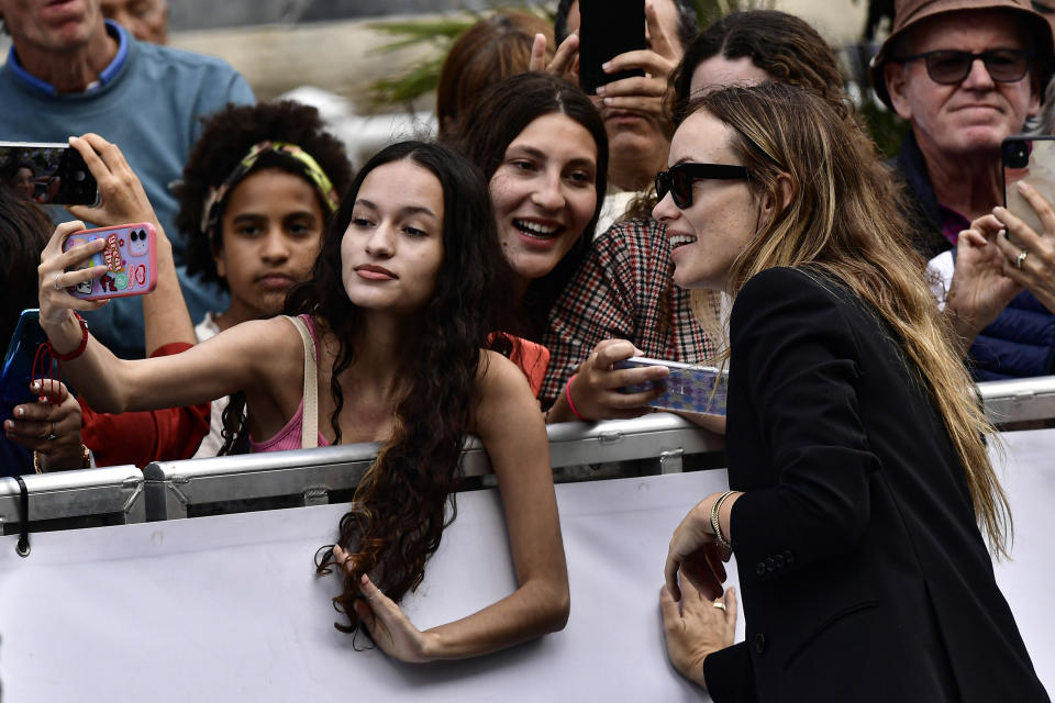 La actriz estadounidense Olivia Wilde posa con admiradores tras llegar a la 70ª edición del Festival de Cine de San Sebastián en San Sebastián, en España el viernes 16 de septiembre de 2022. (Foto AP/Alvaro Barrientos)