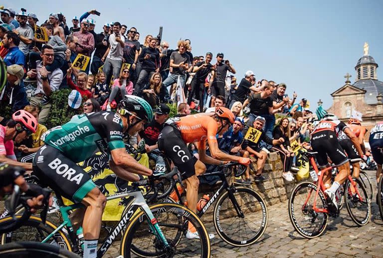 Así se viven, en tiempos normales, las carreras de ciclismo: con la gente al borde del circuito