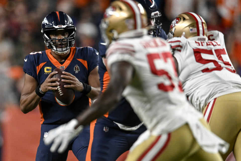 Na frente, Russell Wilson e os Broncos lutaram pela maior parte de sua vitória sobre 49 jogadores.  (Foto de AAron Ontiveroz/The Denver Post)