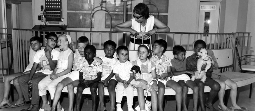 Joséphine Baker et ses 12 enfants adoptés, le 30 août 1964.
