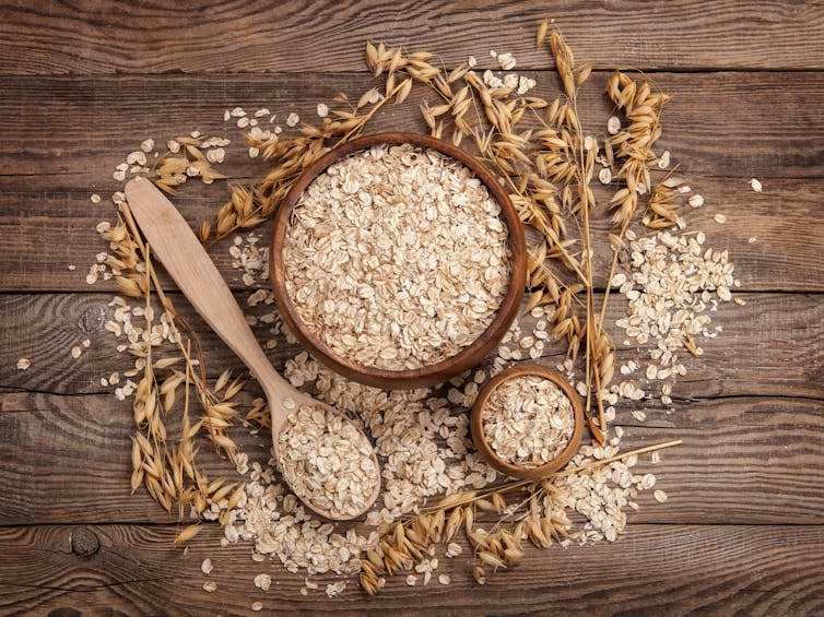 A bowl of uncooked rolled oats.