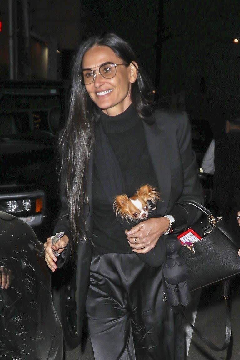 Demi Moore lleva a su pequeño perro en una bolsa envuelta alrededor de su pecho 