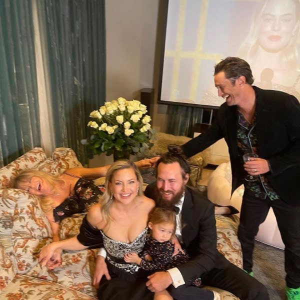 goldie hawn with kate hudson, oliver hudson, and danny fujikawa