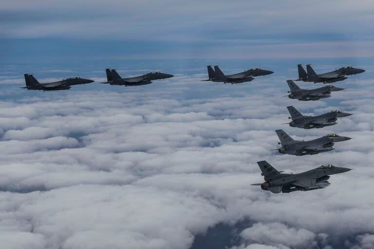 Aviones de combate F-15 surcoreanos y F-16 estadounidenses volando en formación durante un ejercicio conjunto en una ubicación no revelada de Corea del Sur, el 4 de octubre de 2022.