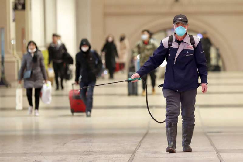 武漢肺炎疫情急遽蔓延，武漢火車站正在加強消毒工作。（美聯社）