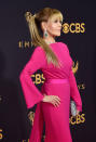 <p>Jane Fonda asistió a la entrega de los Emmy en este vestido fucsia, y dejó ver que luce espectacular a sus casi 80 años/Getty Images </p>