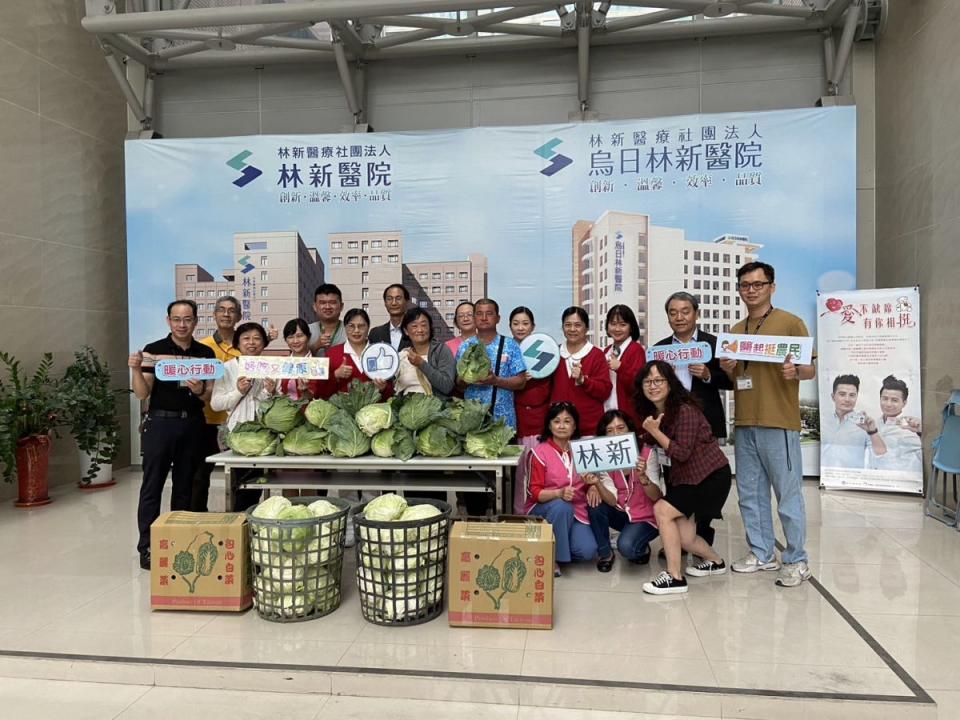看診送高麗菜，台中林新醫院買一萬顆高麗菜，幫菜農，也分享民眾健康。（圖：林新醫院提供）