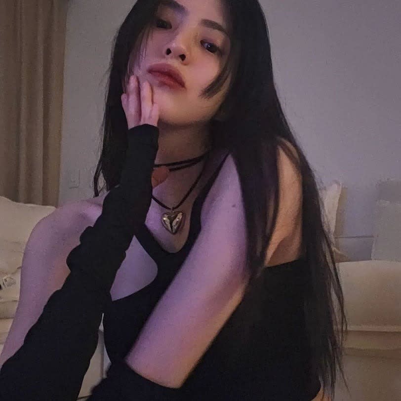 清冷風格品牌Come Out and Play服飾顏色以黑白為主 圖片來源：IG@xeesoxee