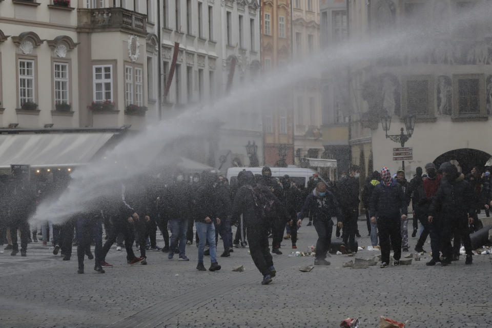 Le immagini del centro di Praga diventato un campo di battaglia: da una parte i manifestanti che protestavano contro il divieto di eventi sportivi nell'ambito delle misure anti-Covid, dall'altra la polizia che, al lancio di sassi e petardi, ha risposto con lacrimogeni e cannoni ad acqua. (AP Photo/Petr David Josek)