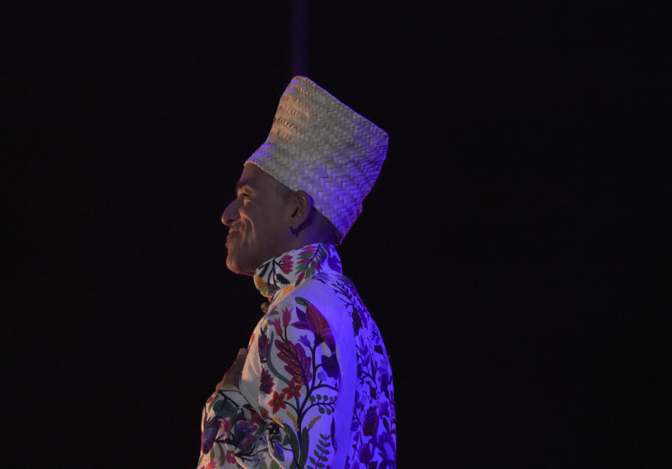 Rubén Albarrán, vocalista de Café Tacvba, durante su presentación en el festival Vive Latino en la Ciudad de México el sábado 18 de marzo de 2023. (Foto AP/Fernando Llano)